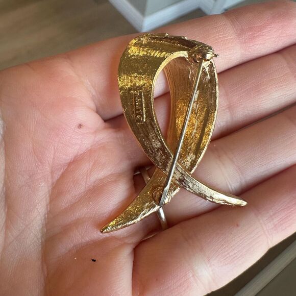 Vintage Monet Signed Gold Tone Textured Brooch Pin Swirl Ribbon - Picture 2 of 3